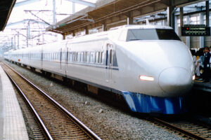 100系新幹線（Photo by： spaceaero2 / Wikimedia Commons / CC-BY-SA-3.0）※画像の車両は商品と仕様が異なる場合があります