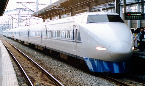 100系新幹線（Photo by： spaceaero2 / Wikimedia Commons / CC-BY-SA-3.0）※画像の車両は商品と仕様が異なる場合があります