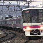 京王電鉄8000系（Photo by： 市川太一 / Wikimedia Commons / パブリックドメイン）※画像の車両は商品とは仕様が異なることがあります