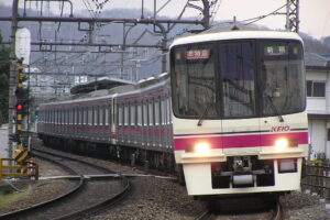 京王電鉄8000系（Photo by： 市川太一 / Wikimedia Commons / パブリックドメイン）※画像の車両は商品とは仕様が異なることがあります