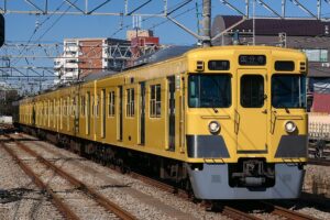 西武鉄道2000系（Photo by：MaedaAkihiko / Wikimedia Commons / CC-BY-SA-4.0）※画像の車両は商品とは仕様が異なることがあります