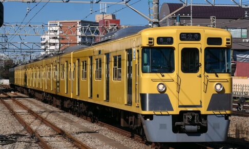 西武鉄道2000系（Photo by：MaedaAkihiko / Wikimedia Commons / CC-BY-SA-4.0）※画像の車両は商品とは仕様が異なることがあります