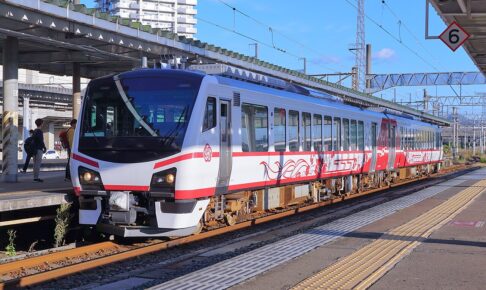 HB-E300系 ひなび（Photo by： 掬茶 / Wikimedia Commons / CC-BY-SA-4.0）※画像の車両は商品と仕様が異なる場合があります