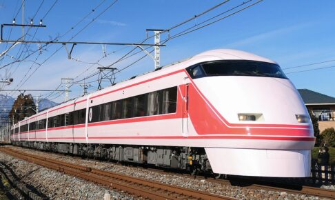 東武鉄道100系 いちごスペーシア（Photo by：MaedaAkihiko / Wikimedia Commons / パブリックドメイン）※画像の車両は商品とは仕様が異なることがあります