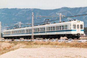 小田急電鉄2400形（Photo by： spaceaero2 / Wikimedia Commons / CC-BY-SA-3.0）※画像の車両は商品と仕様が異なる場合があります