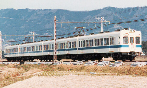 小田急電鉄2400形（Photo by： spaceaero2 / Wikimedia Commons / CC-BY-SA-3.0）※画像の車両は商品と仕様が異なる場合があります