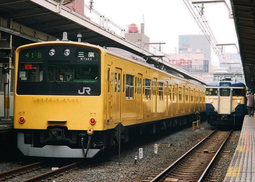 201系（Photo by：まも(Mamo) / Wikimedia  Commons / パブリックドメイン）※画像の車両は商品と仕様が異なる場合があります