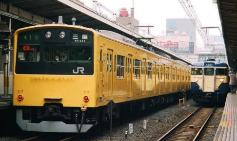 201系（Photo by：まも(Mamo) / Wikimedia Commons / パブリックドメイン）※画像の車両は商品と仕様が異なる場合があります