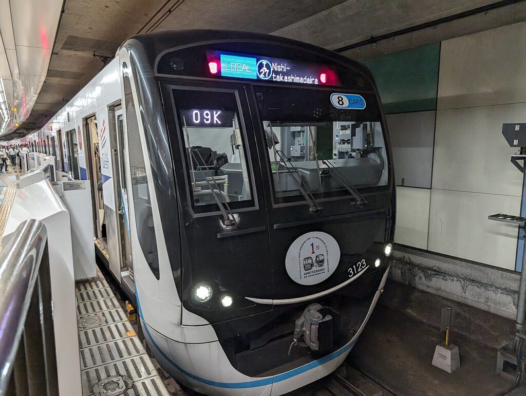 東急3020系 新幹線ラッピングトレイン（Photo by：Indiana jo / Wikimedia Commons / パブリックドメイン）※画像の車両は商品とは仕様が異なることがあります