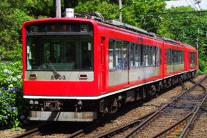 箱根登山電車2000形（Photo by：Nagara373~jawiki / Wikimedia Commons / CC-BY-SA-4.0）※画像の車両は商品とは仕様が異なることがあります