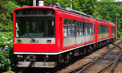 箱根登山電車2000形（Photo by：Nagara373~jawiki / Wikimedia Commons / CC-BY-SA-4.0）※画像の車両は商品とは仕様が異なることがあります