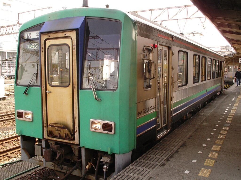 キハ120形（Photo by： Rsa / Wikimedia Commons / CC-BY-SA-3.0-migrated）※画像の車両は商品とは仕様が異なる場合があります