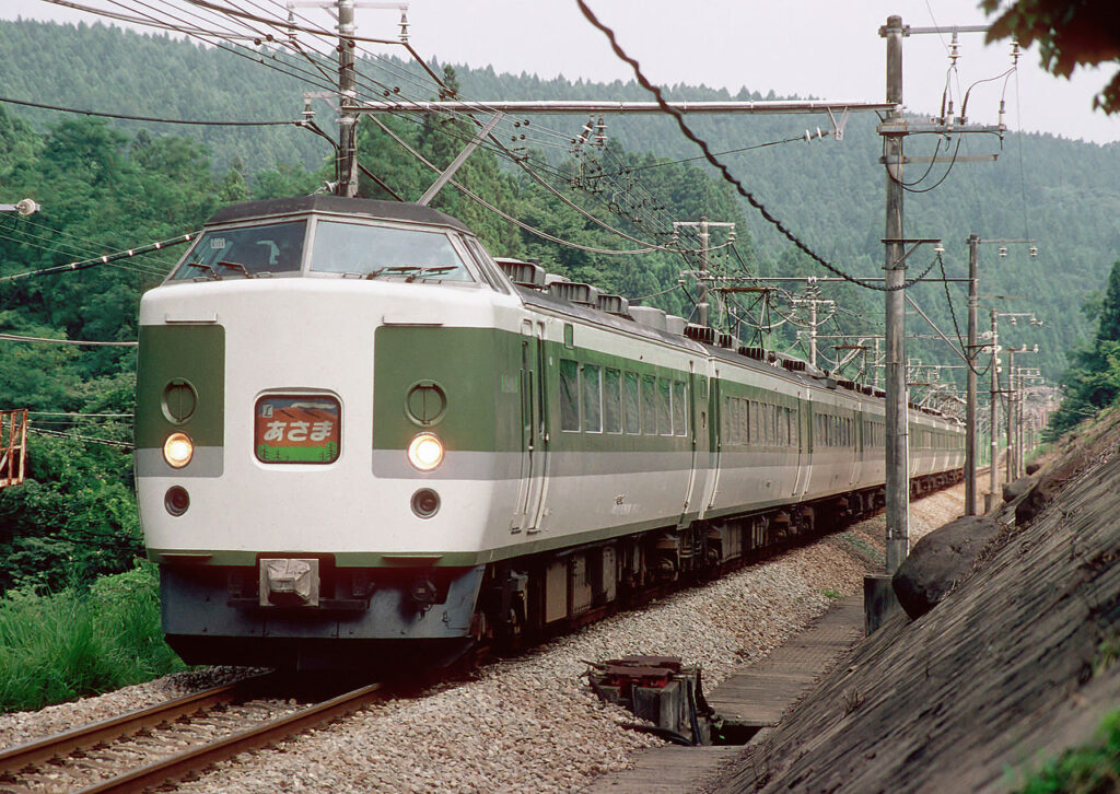 189系（Photo by：Shellparakeet / Wikimedia Commons / パブリックドメイン）※画像の車両は商品とは仕様が異なることがあります