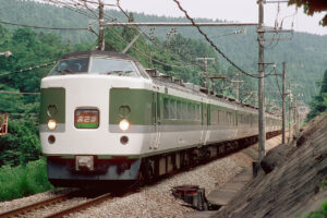 189系（Photo by：Shellparakeet / Wikimedia Commons / パブリックドメイン）※画像の車両は商品とは仕様が異なることがあります