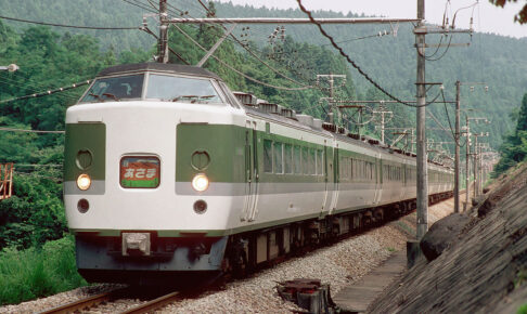 189系（Photo by：Shellparakeet / Wikimedia Commons / パブリックドメイン）※画像の車両は商品とは仕様が異なることがあります