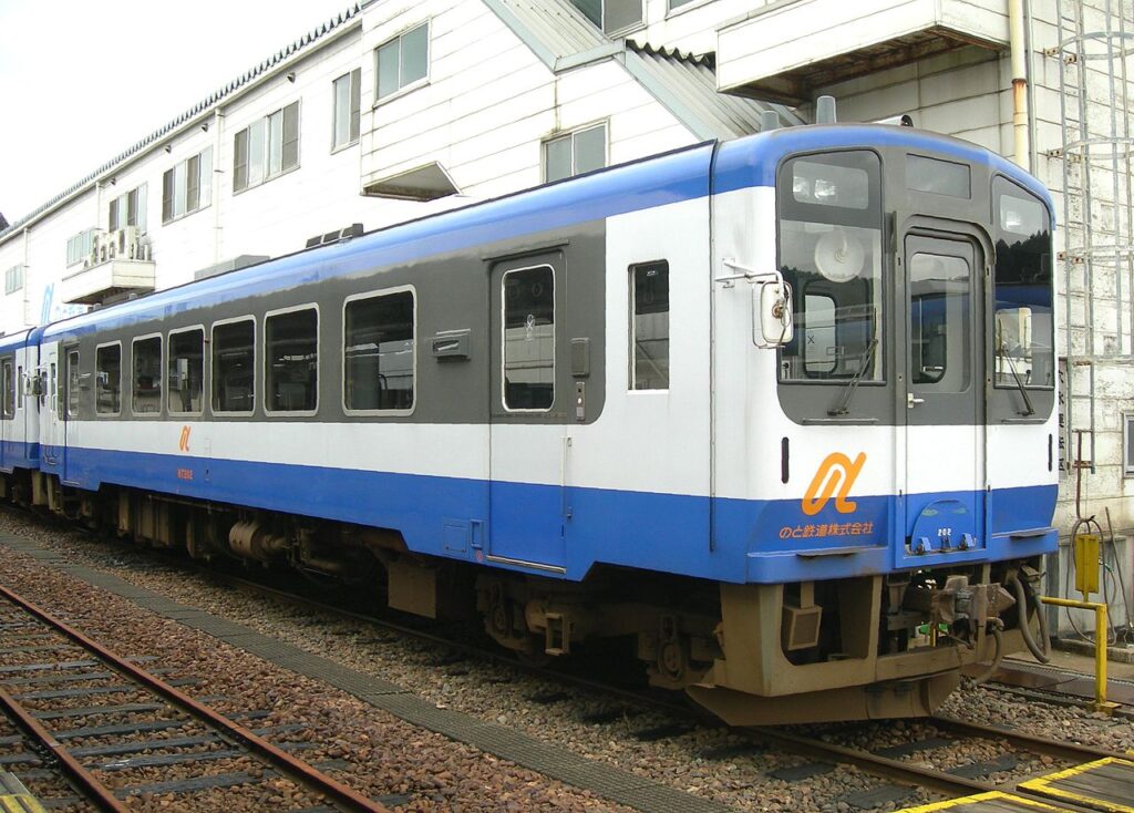 のと鉄道 NT200形（Photo by： Rsa / Wikimedia  Commons / CC-BY-SA-3.0）※画像の車両は商品とは仕様が異なる場合があります