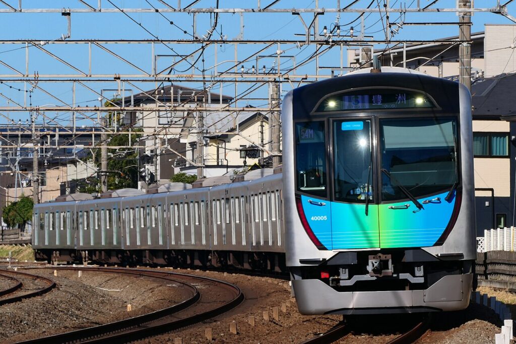  西武鉄道40000系（Photo by：MaedaAkihiko / Wikimedia Commons / CC-BY-SA-4.0）※画像の車両は商品とは仕様が異なることがあります