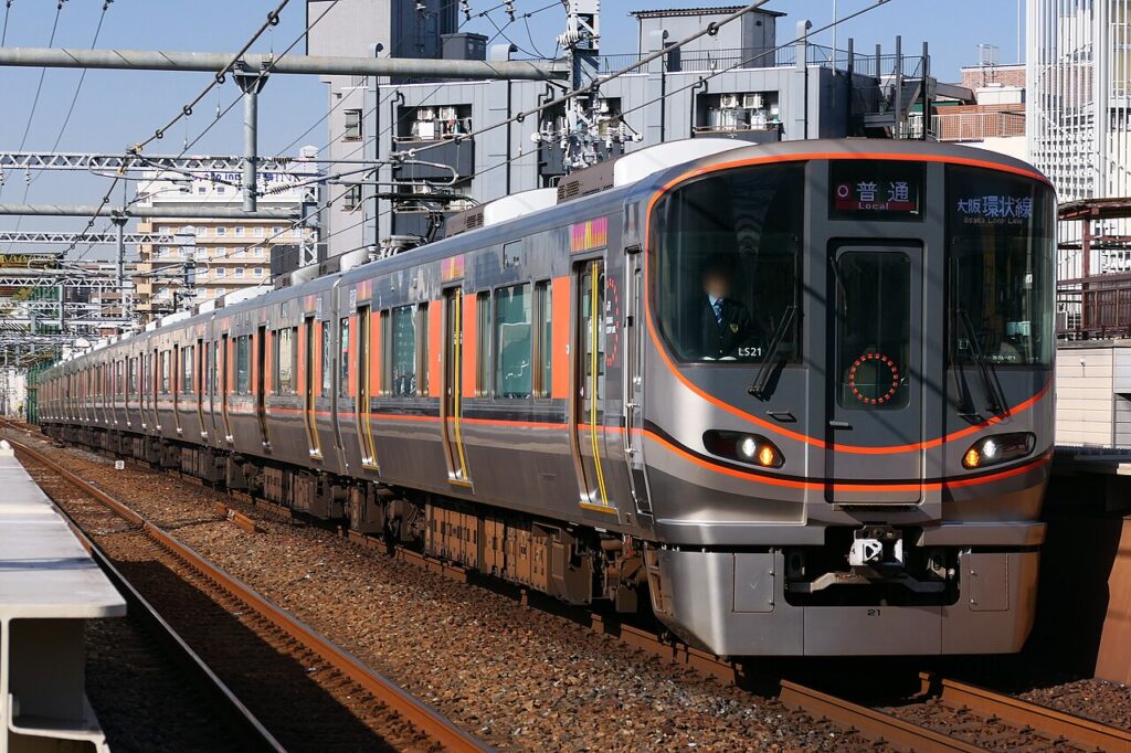 323系 大阪環状線（Photo by：MaedaAkihiko / Wikimedia Commons / パブリックドメイン）※画像の車両は商品とは仕様が異なることがあります