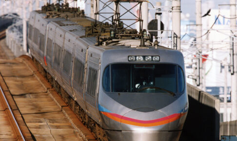 8000系（Photo by： spaceaero2 / Wikimedia Commons / CC-BY-3.0）※画像の車両は商品と仕様が異なる場合があります