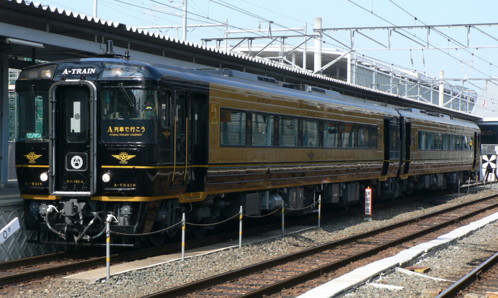 キハ185系 A列車で行こう（Photo by：Hisagi / Wikimedia  Commons / CC-BY-SA-3.0）※画像の車両は商品と仕様が異なる場合があります