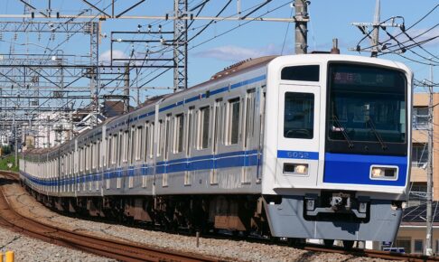 西武鉄道6000系 アルミ車（Photo by：MaedaAkihiko / Wikimedia Commons / CC-BY-SA-4.0）※画像の車両は商品とは仕様が異なることがあります