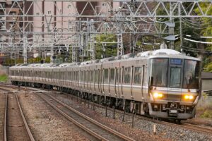 223系2000番代（Photo by：MaedaAkihiko / Wikimedia Commons / CC-BY-SA-4.0）※画像の車両は商品とは仕様が異なることがあります