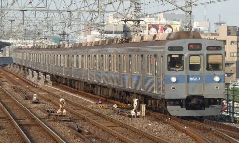東急8500系（Photo by： RS / Wikimedia Commons / CC-BY-SA-4.0）※画像の車両は商品とは仕様が異なる場合があります
