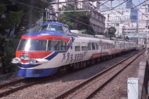 小田急ロマンスカー 3000形（Photo by：Yaguchi / Wikimedia Commons / CC-BY-SA-2.5）※画像の車両は商品と仕様が異なる場合があります